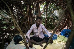 Idriss est un migrant. Il vit au Bois Dormoy, un jardin partagé, ouvert par l'association depuis 2 jours suite aux violences contre les migrants à Paris en juin 2015. Il ne parle ni français, ni anglais. Publié dans StreetPress