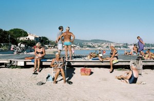 Septembre 2013, Balaruc-Les-Bains (34), France. Balaruc-Les-Bains est une ville thermale du Sud de la France située à une trentaine de kilomètres de Montpellier, entre la mer Méditerranée et l'étang de Thau. Des retraités de milieux populaires et des classes moyennes viennent chaque année y suivre des cures pour soigner leurs rhumatismes. Les soins ont lieu le matin. L'après-midi, ils vont à la plage, jouent à la pétanque ou au casino et boivent un verre dans un des bars de la promenade. Ils résident au camping municipal ou dans des petits appartements saisonniers. Leur séjour dans cette station au look des années 1970 estleur parenthèse dorée de l'année.