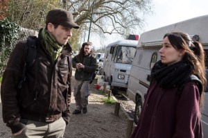 25 février 2016, Paris, FRANCE. Mika, David, et Chloé vivent en camion au bois de Vincennes. De temporairement, ils y sont finalement à l'année. Ils partent à la fin du marché de porte dorée pour tenter de récupérer les invendus.