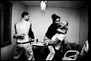 A la tombée de la nuit, Maria, Stéphane, Slawek et sa copine danse dans le squat de l'ancienne usine.