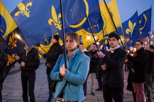 23 janvier 2016, Paris, FRANCE. Les jeunes de l'Action Française portent les drapeaux de l'organisation à l'occasion d'une marche en l'honneur de la mort de Louis XVI, guillotiné le 21 janvier 1793. Les passants sont au début craintifs. Lorsqu'ils comprennent que ce sont des royalistes, ils ont des regards amusés. Le défilé part de la statue de Jeanne d'Arc, s'arrête à la place de la Concorde, lieu de la décapitation, se rend à l'église de la Madeleine où une messe fut donné en l'honneur du Roi et se termine à la chapelle expiatoire où se trouvèrent les restes de la dépouile de Louis XVI et Marie Antoinette.
